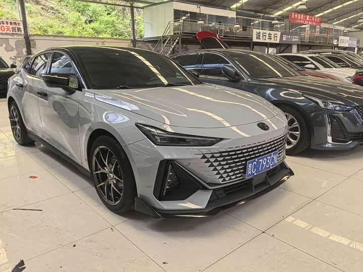 Changan UNI-V 2022 1.5 T Premium — фото 3