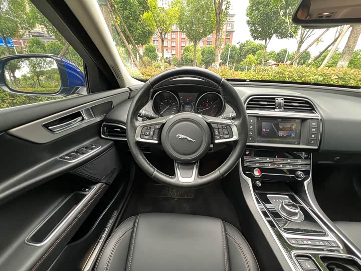 Jaguar XEL 2018 2.0 T 200 PS — фото 12