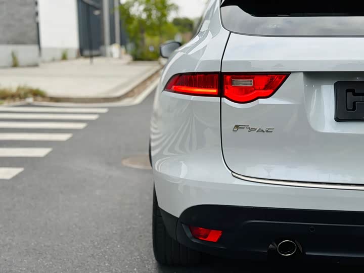 Jaguar F-PACE 2018 2.0 T 2 WD — фото 7