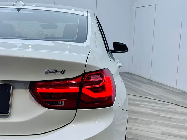 BMW 1-Series 2019 118i — фото 25