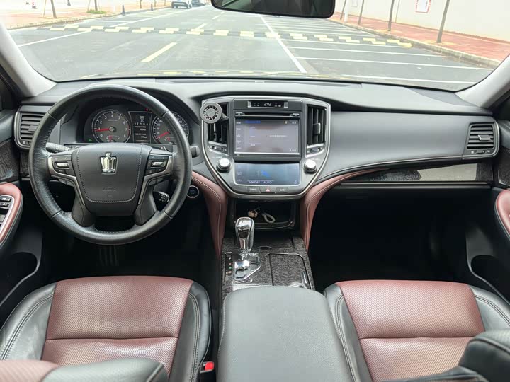 Toyota Crown — фото 11
