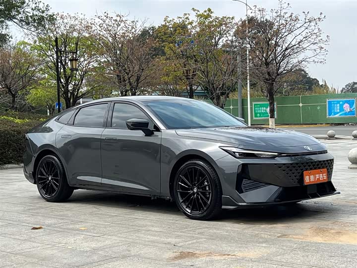 Changan UNI-V 2024 1.5 T Premium — фото 2