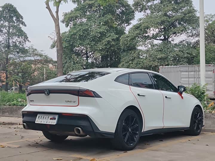 Changan UNI-V 2023 1.5 T Premium — фото 22