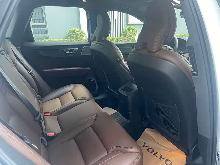 Volvo XC60 Hybrid 2025 Hybrid 4 WD — фото 5