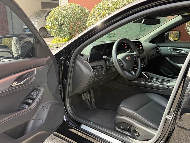 Cadillac CT 5 2024 28 T Luxury Pro — фото 4