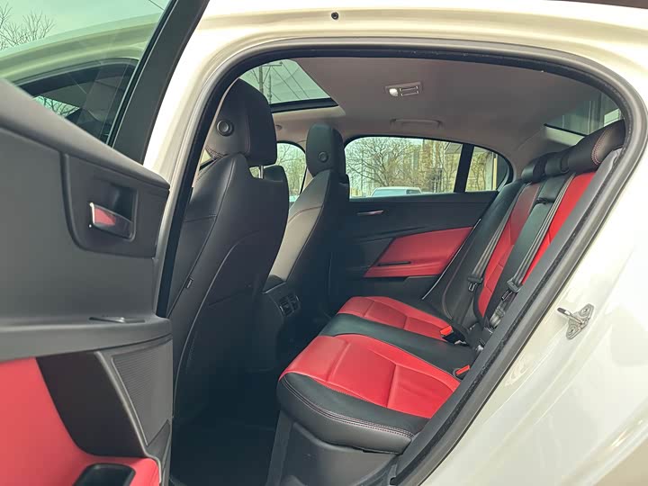 Jaguar XE 2015 2.0 T 200 PS R-Sport — фото 18