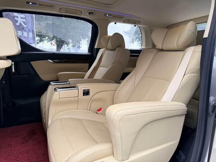 Toyota Alphard — фото 12
