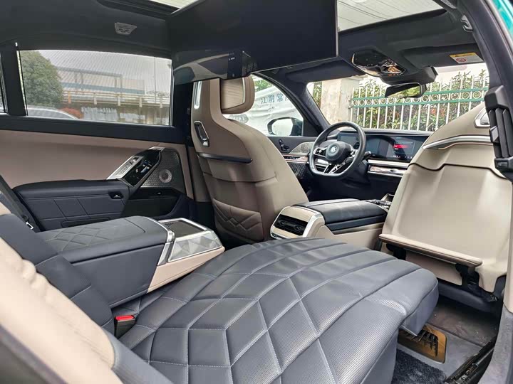 BMW i 7 M 70 L 2023 M 70 L — фото 15