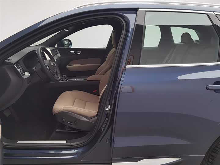 Volvo XC60 2026 B 5 4 WD — фото 10