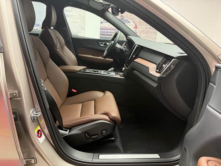 Volvo XC60 2025 B 5 4 WD — фото 4