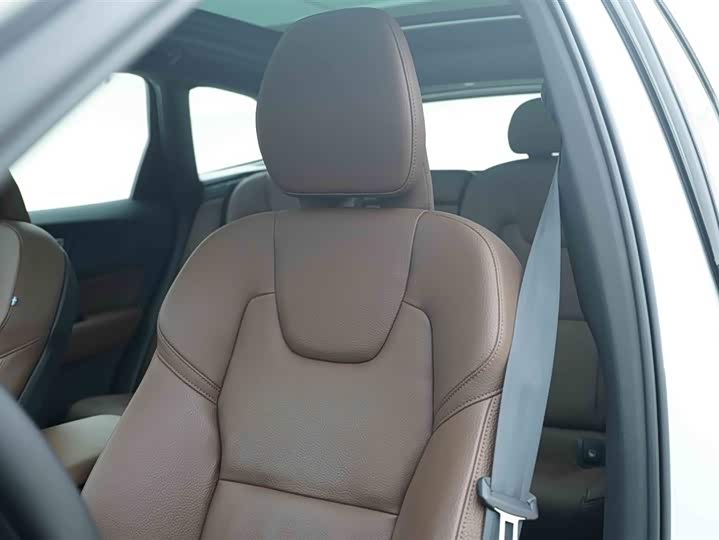 Volvo XC60 2025 B 5 4 WD — фото 13