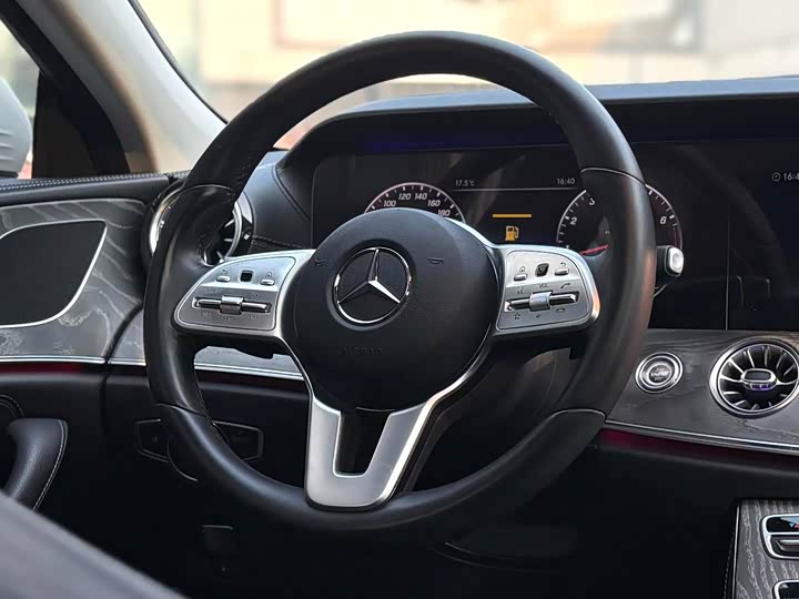 Mercedes-Benz CLS 2018 CLS 300 — фото 4