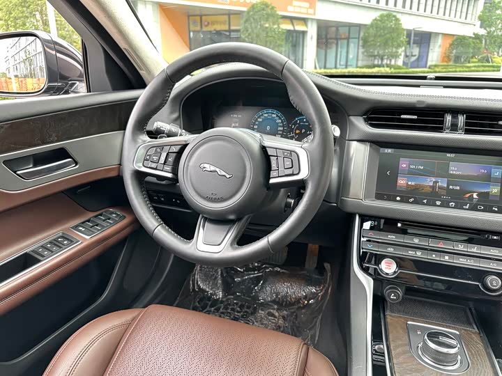 Jaguar XFL 2018 XFL 2.0 T 250 PS — фото 30