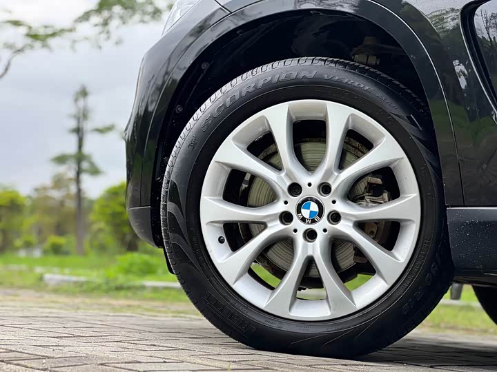 BMW X5 2017 x Drive 28i — фото 19