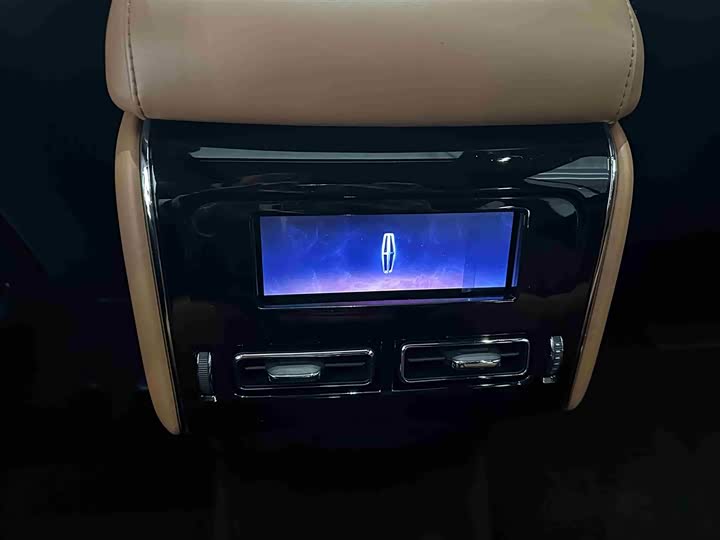 Lincoln Aviator — фото 14