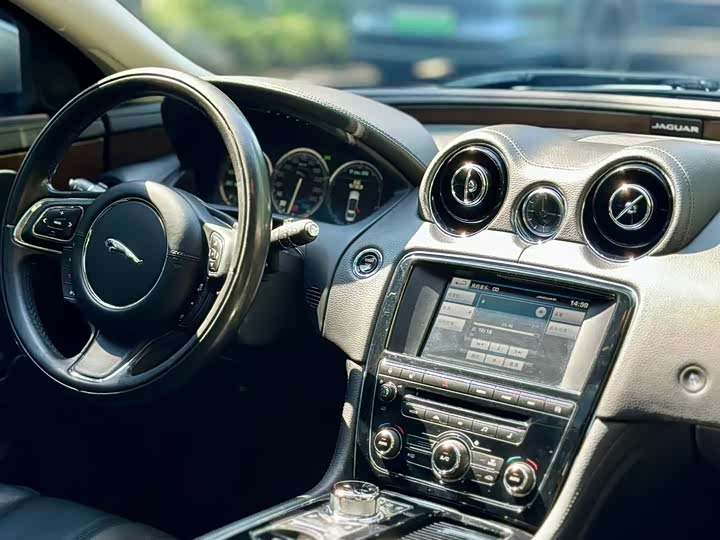Jaguar XJ 2014 XJL 2.0 T 2 WD — фото 3