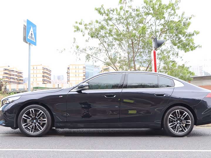 BMW 5-Series 2025 530 Li Leading M — фото 7