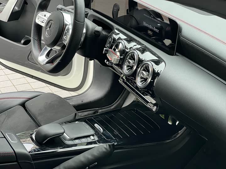Mercedes-Benz CLA 2020 CLA 200 — фото 7