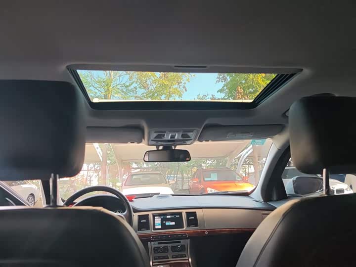 Jaguar XF 2015 XF 2.0 T — фото 18