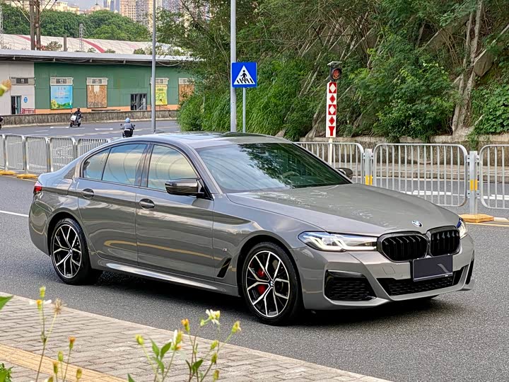 BMW 5-Series 2022 540i M — фото 3