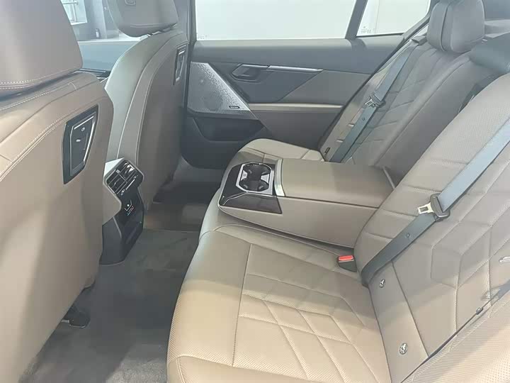 BMW 5-Series 2025 530 Li Leading M — фото 10