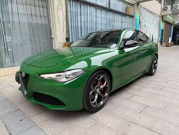 Alfa Romeo Giulia 2018 2.0 T 200 HP — фото 1