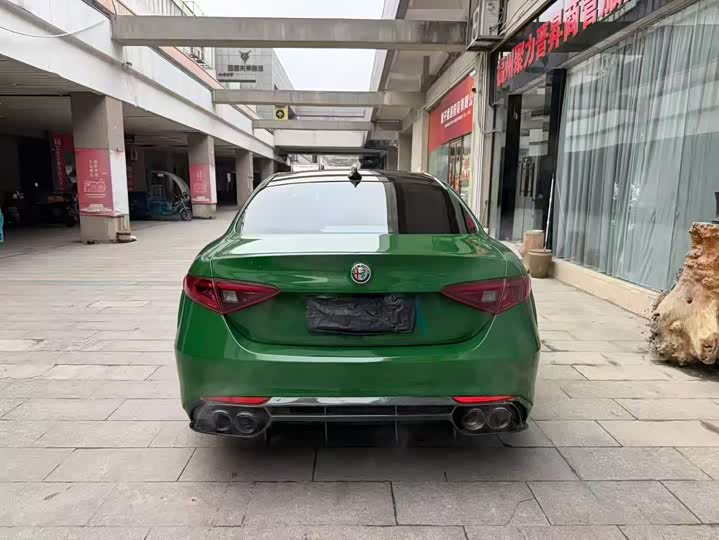 Alfa Romeo Giulia 2018 2.0 T 200 HP — фото 8