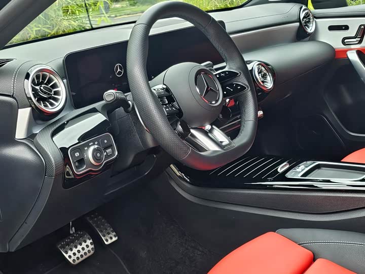 Mercedes-Benz A-Class 2025 AMG A 35 L 4 MATIC — фото 4