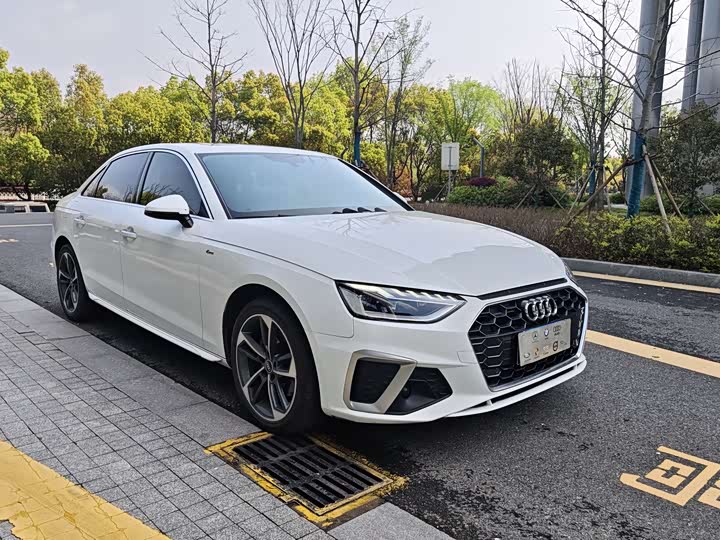 Audi A4L 40 TFSI люкс-динамик — фото 3