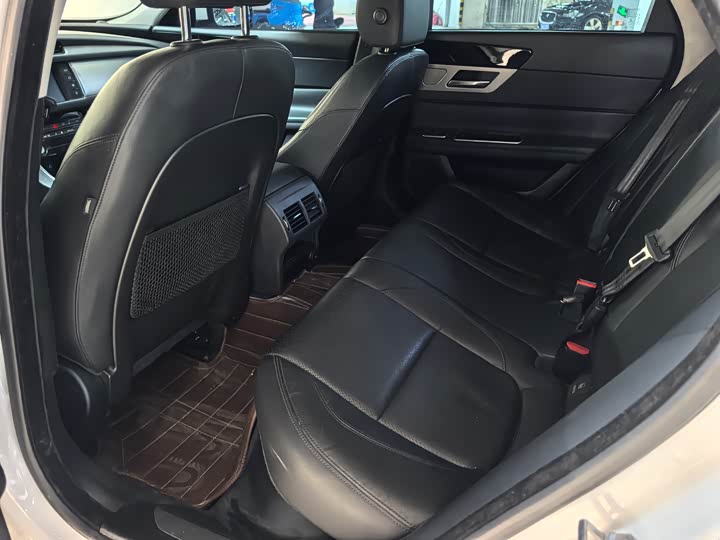 Jaguar XF 2016 XF 2.0 T 2 WD — фото 9