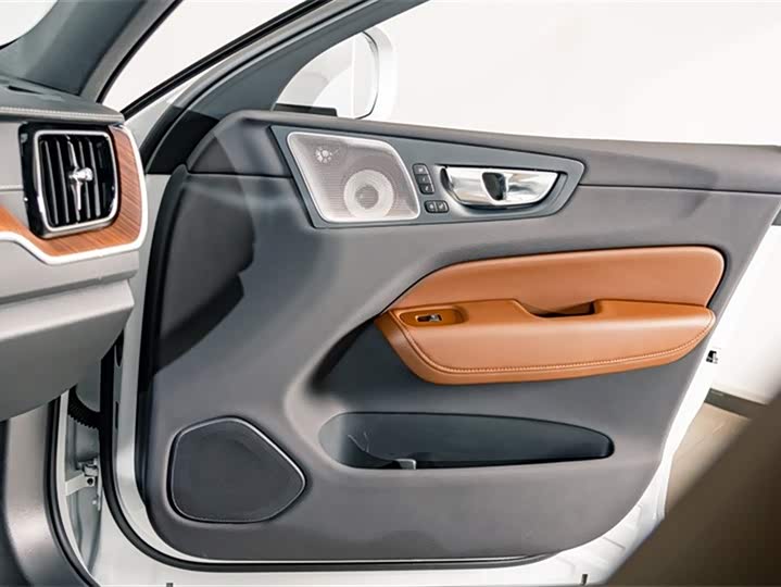 Volvo XC60 Hybrid 2025 Hybrid 4 WD — фото 17