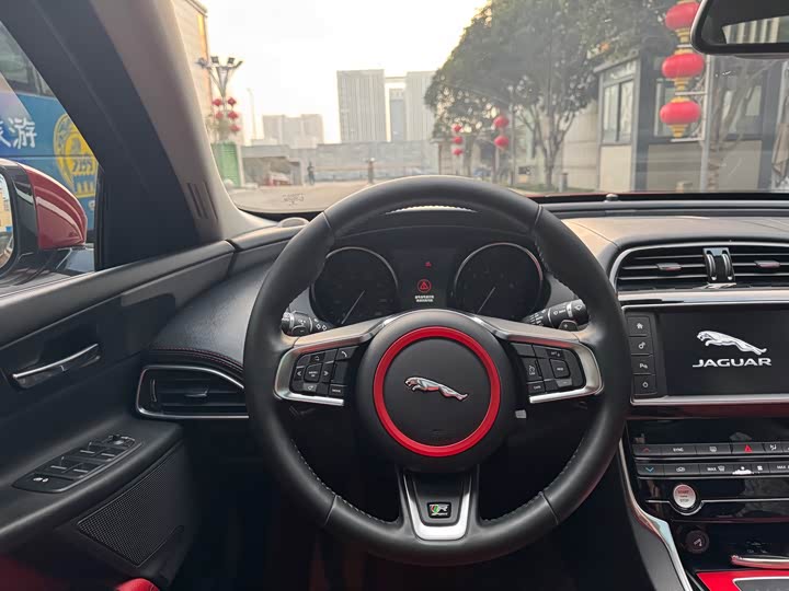 Jaguar XE 2015 2.0 T 200 PS R-Sport — фото 19