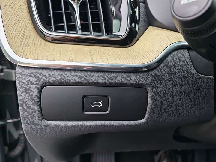 Volvo XC60 2026 B 5 4 WD — фото 34