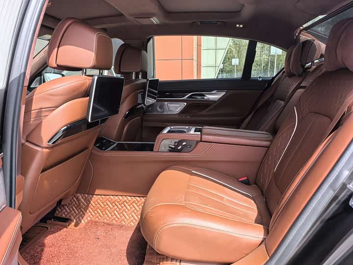 BMW 7-Series 2018 740 Li x Drive M — фото 8
