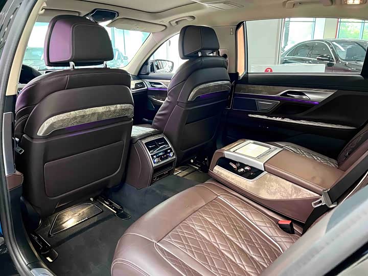 BMW 7-Series 2019 740 Li Leading — фото 9