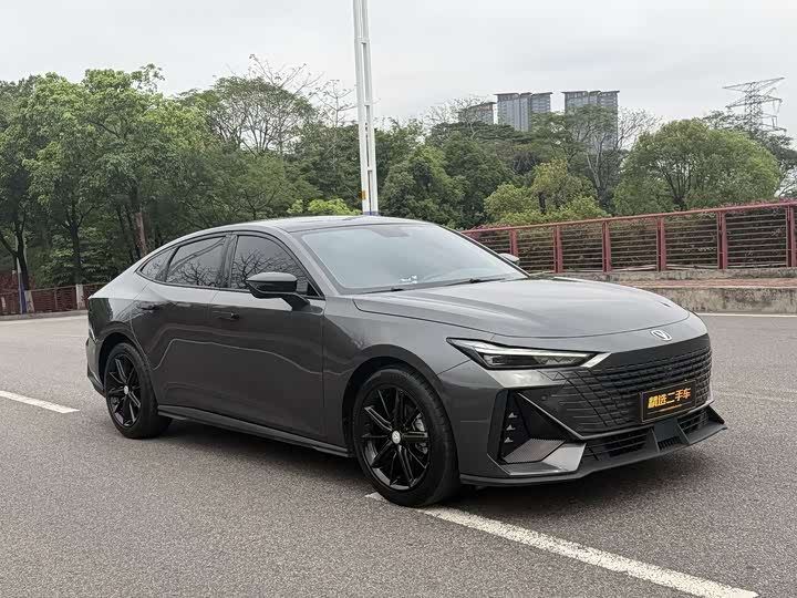 Changan UNI-V 2022 1.5 T Premium — фото 2
