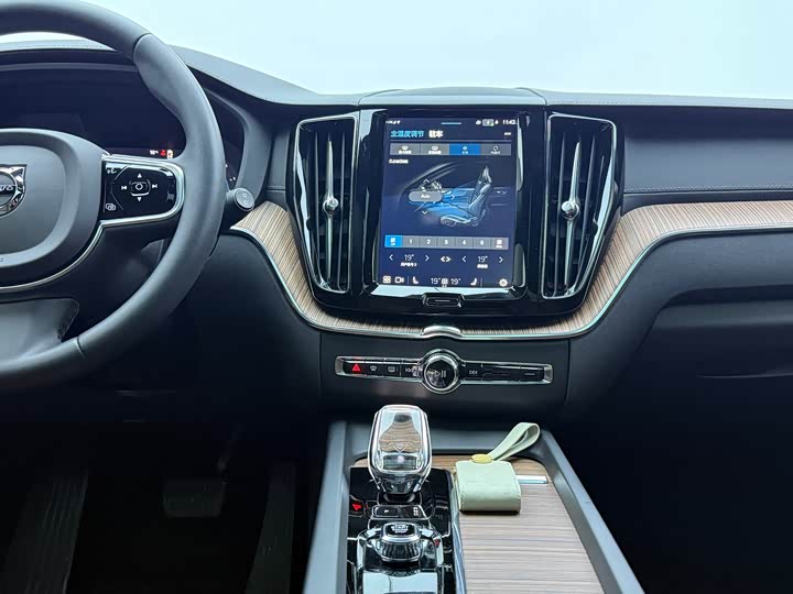 Volvo XC60 2023 B 5 4 WD — фото 16