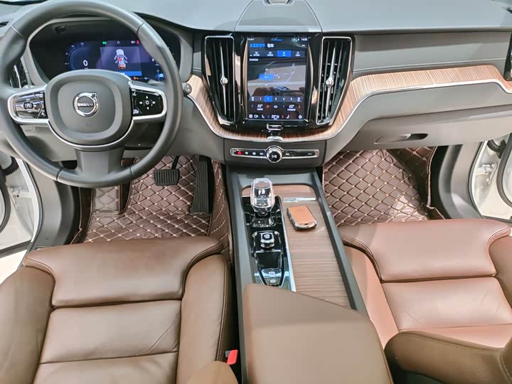Volvo XC60 2023 B 5 4 WD — фото 8