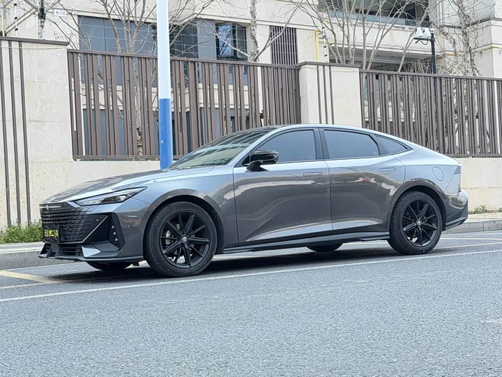 Changan UNI-V 2023 1.5 T Premium — фото 18