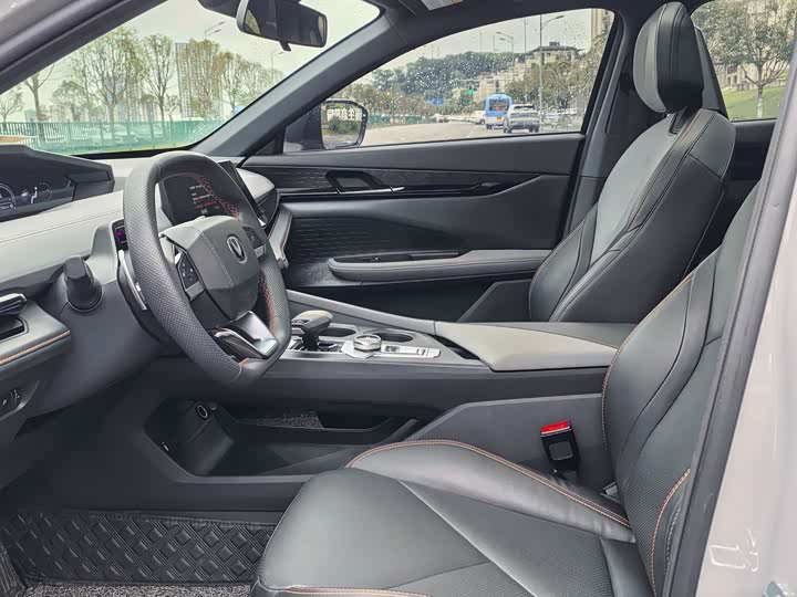 Changan UNI-V 2022 1.5 T Premium — фото 8