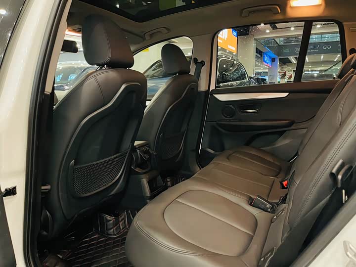 BMW 2-Series 2019 220i Leading — фото 5