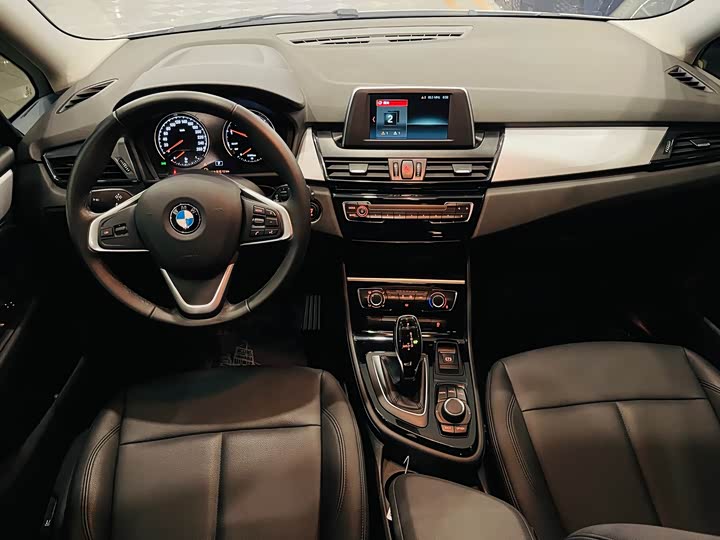 BMW 2-Series 2019 220i Leading — фото 4