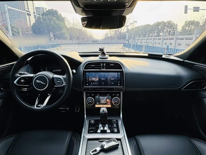 Jaguar XEL 2023 2.0 T 250 PS R-DYNAMIC S — фото 13