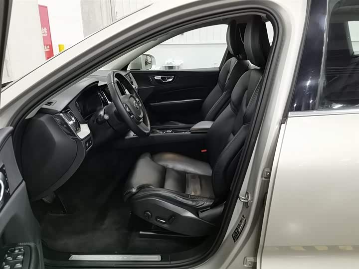 Volvo XC60 2018 T 5 4 WD — фото 10