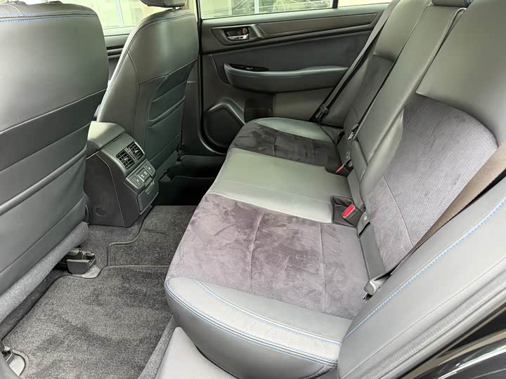Subaru Legacy — фото 11