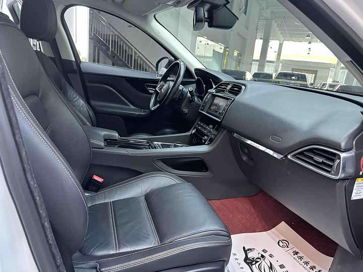 Jaguar F-PACE 2018 2.0 T 4 WD — фото 12