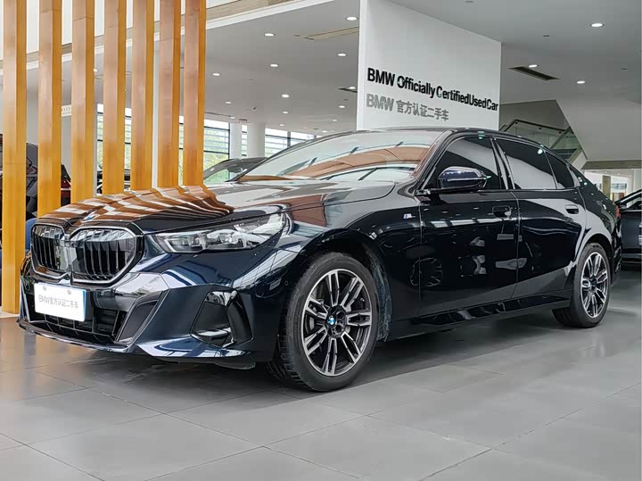 BMW 5-Series 2025 530 Li Leading M — фото 1