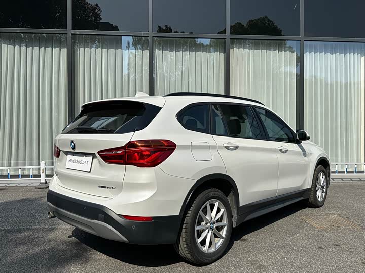 BMW X1 2019 s Drive 18 Li — фото 2