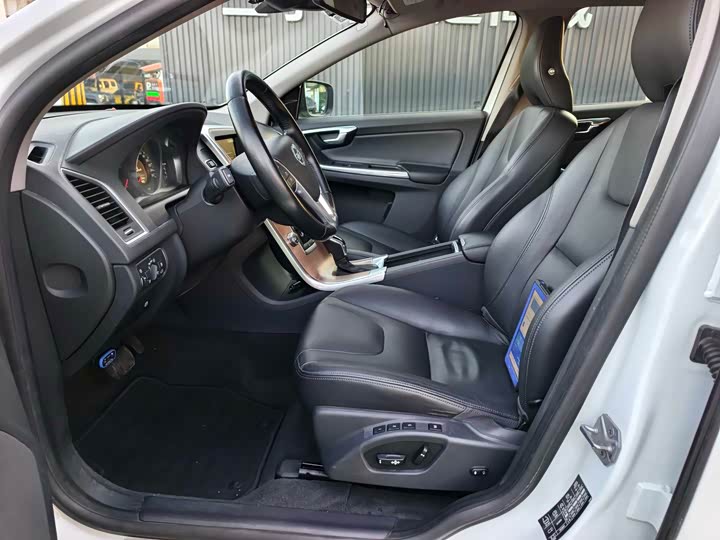 Volvo XC60 2015 T 5 — фото 8