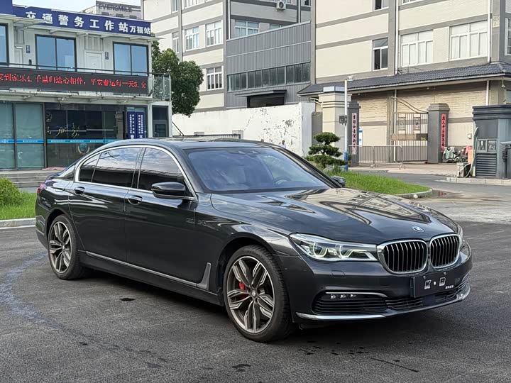 BMW 7 Series 750Li xDrive — фото 6